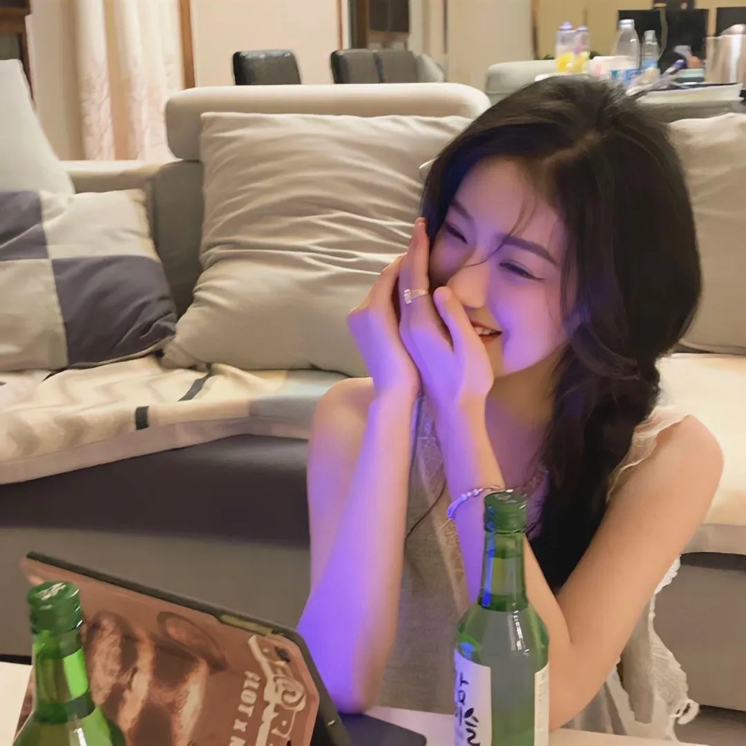 老牌影帝被曝恋情细节流出，前后半年豪宅门口画面流出